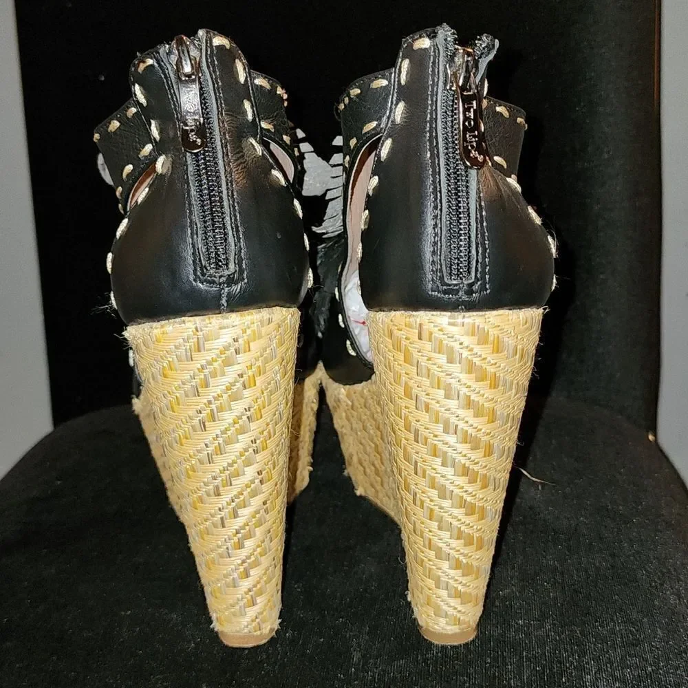 Two Lips Devour Wedges